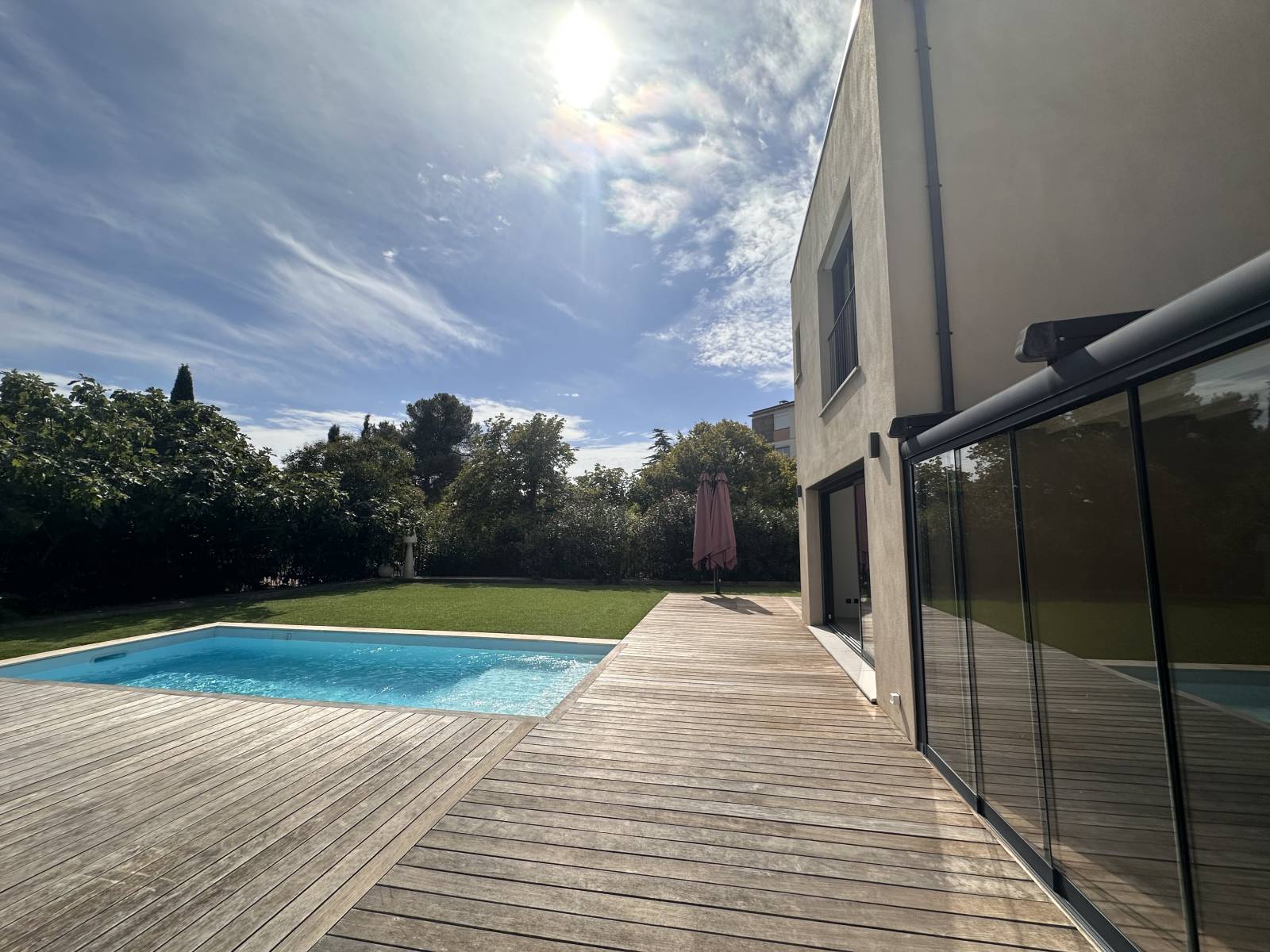 vue sur la façade et la terrasse en bois exposées plein sud