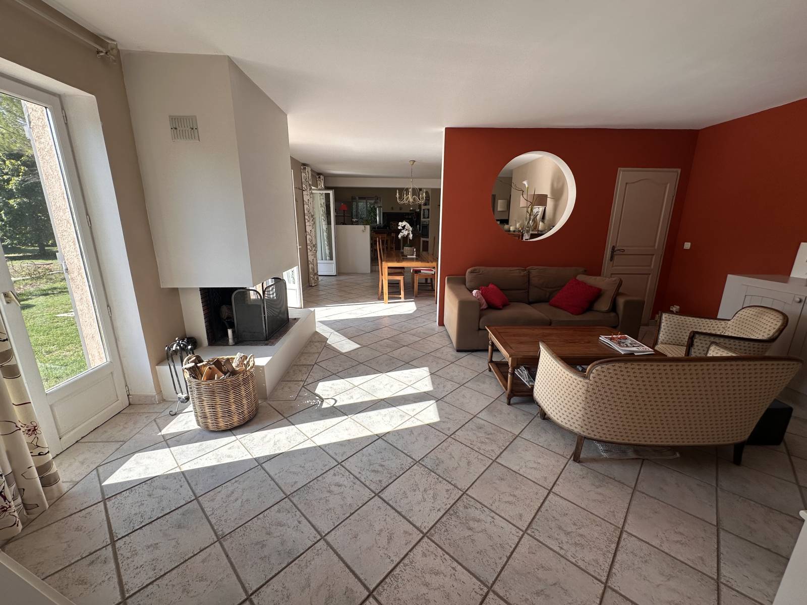 le séjour avec cheminée donnant sur la salle à manger