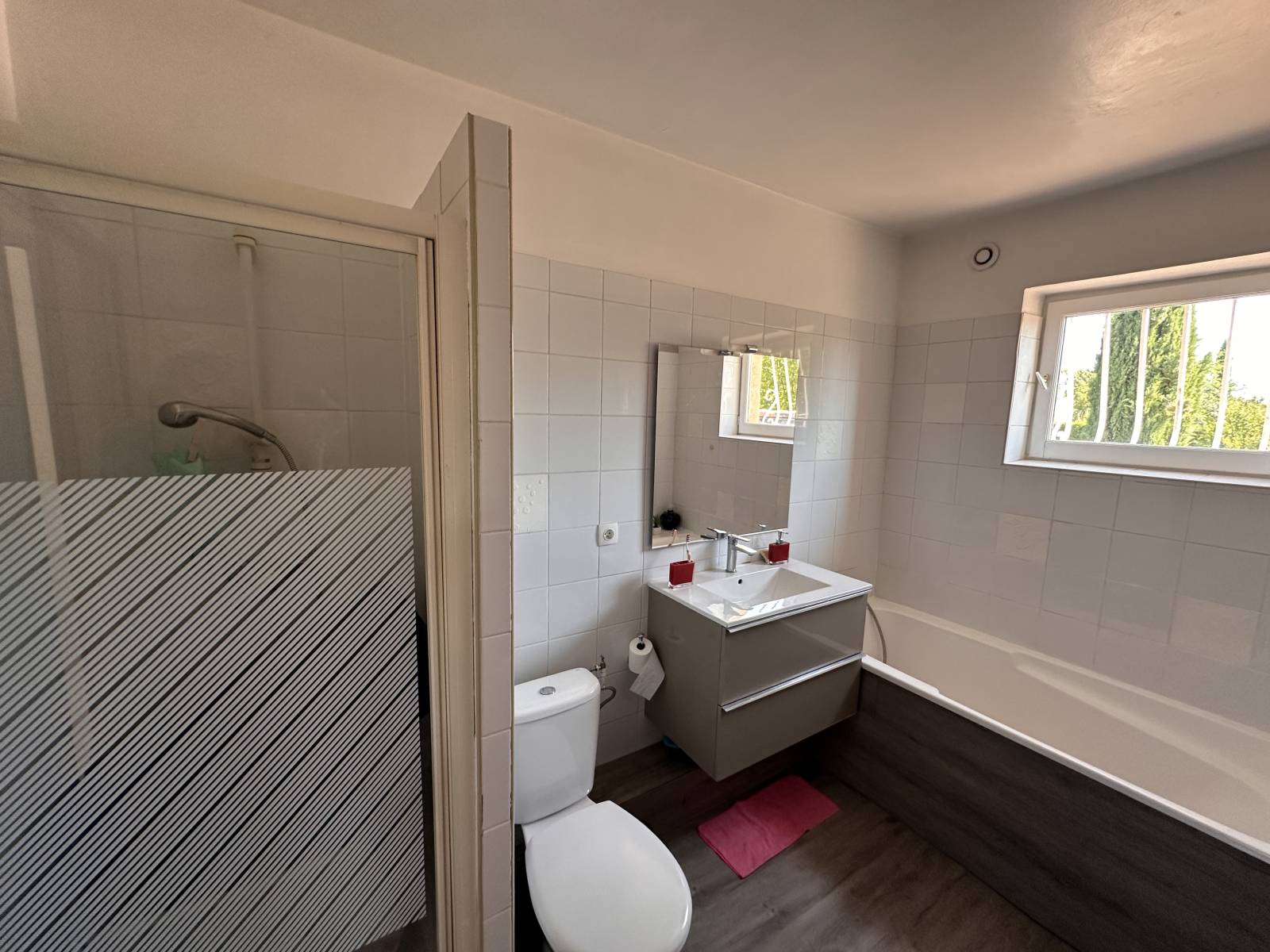 la salle de bain avec douche de l'étage