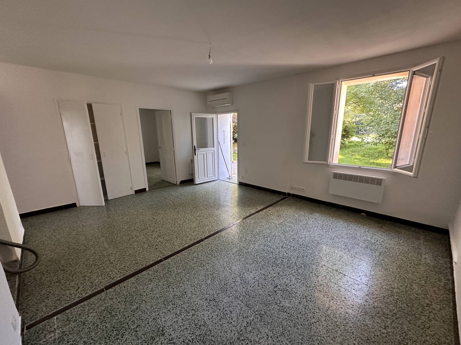 le sejour exposé sud avec accès terrasse et jardin