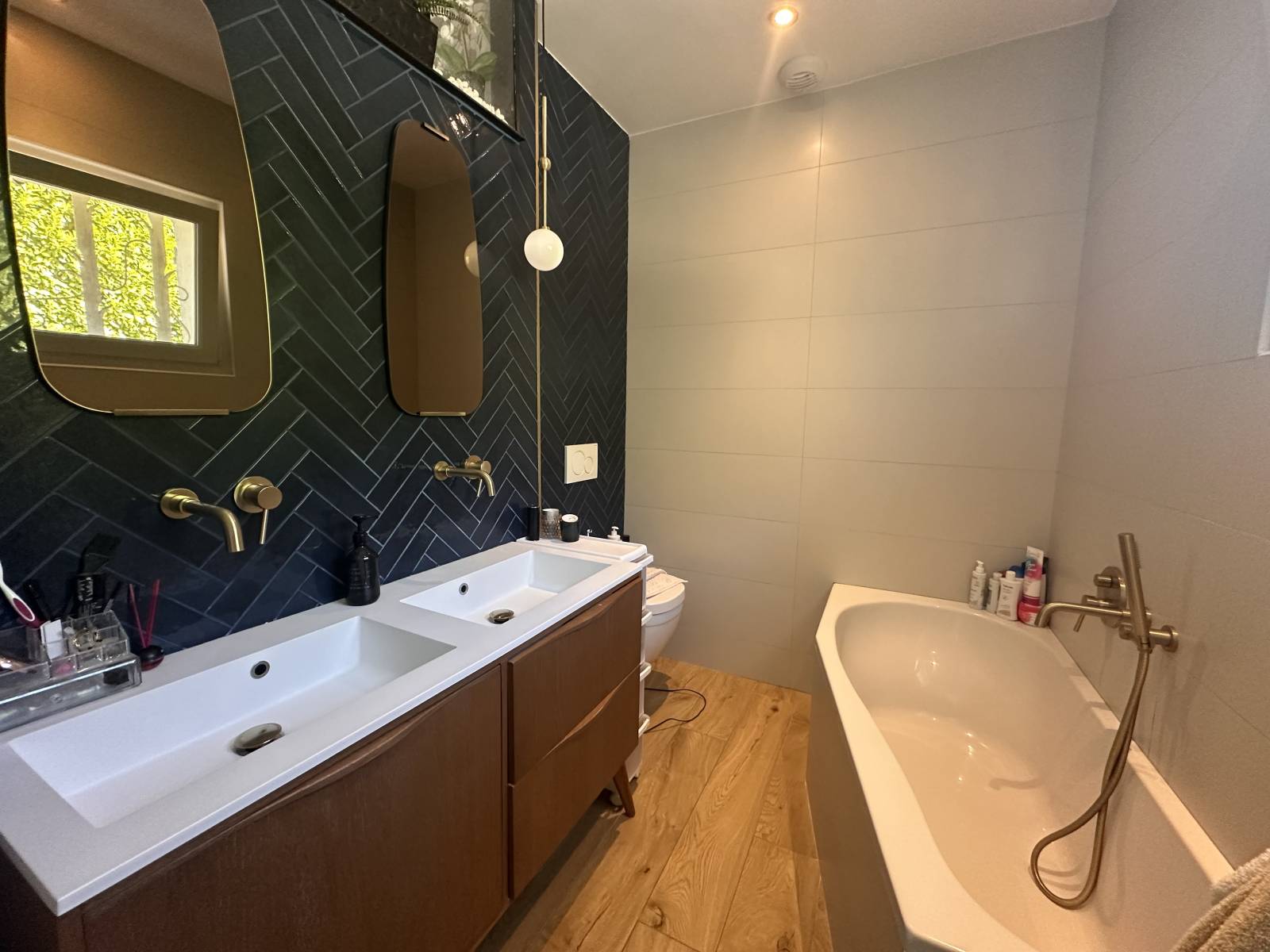 la salle de bain avec wc de la chambre parentale