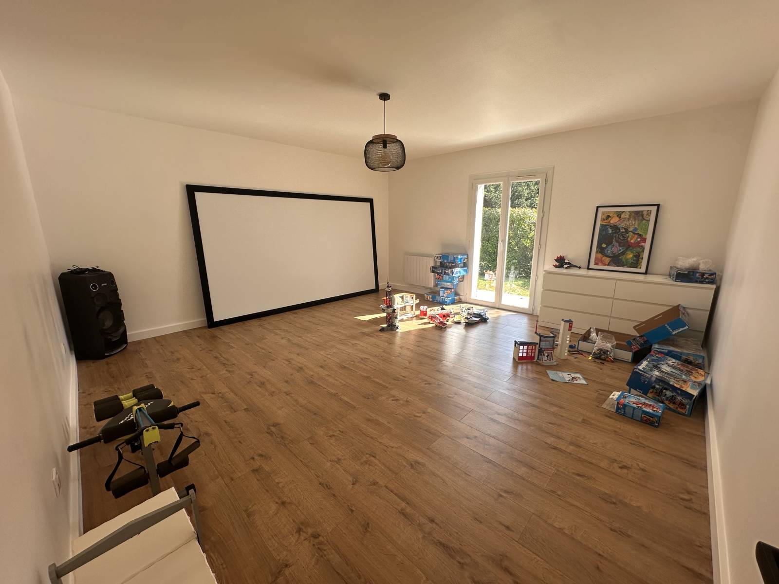 la grande salle de jeu ou salle cinéma