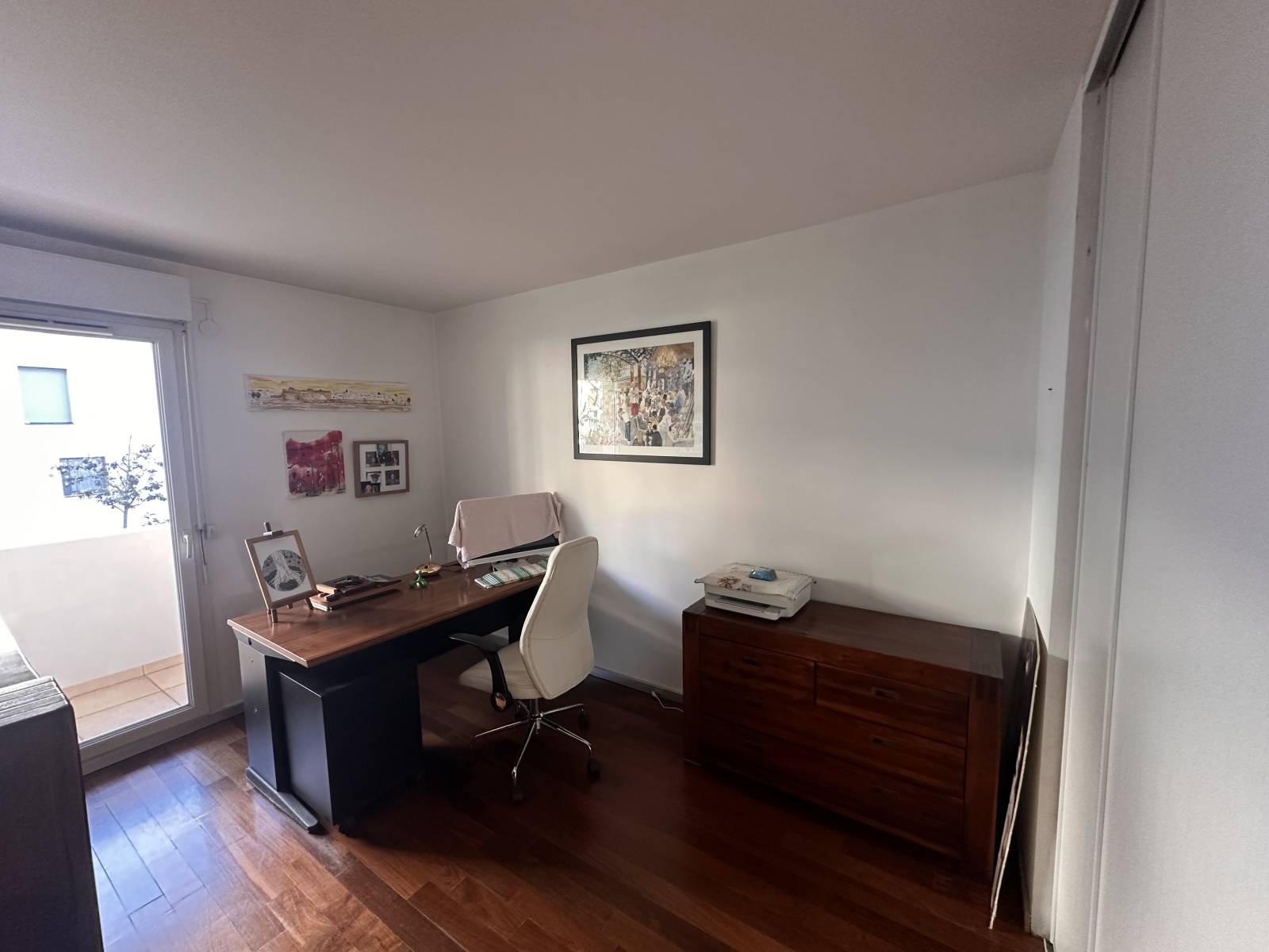 la chambre transformée en bureau
