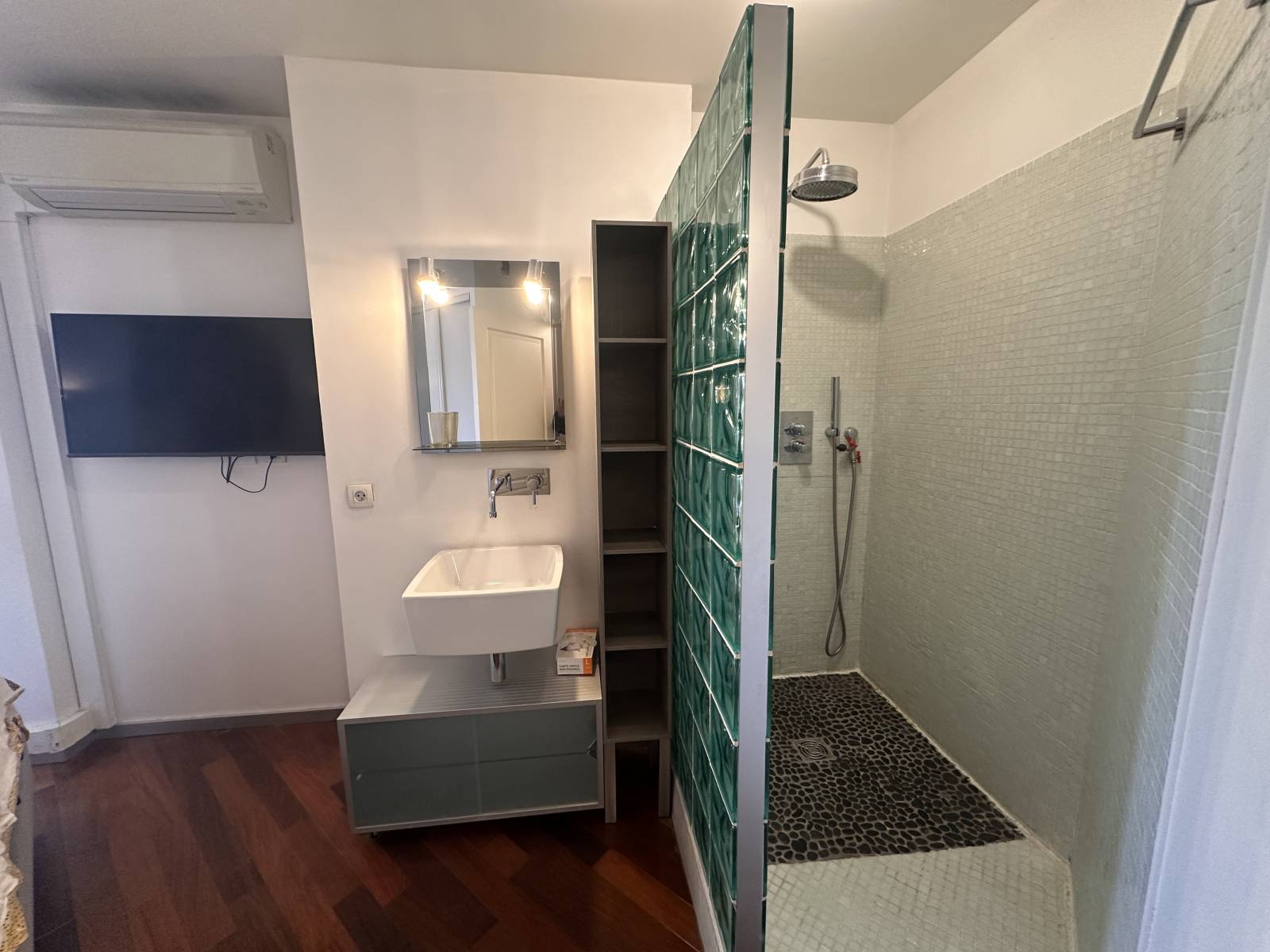 la salle d'eau attenante à la chambre parentale