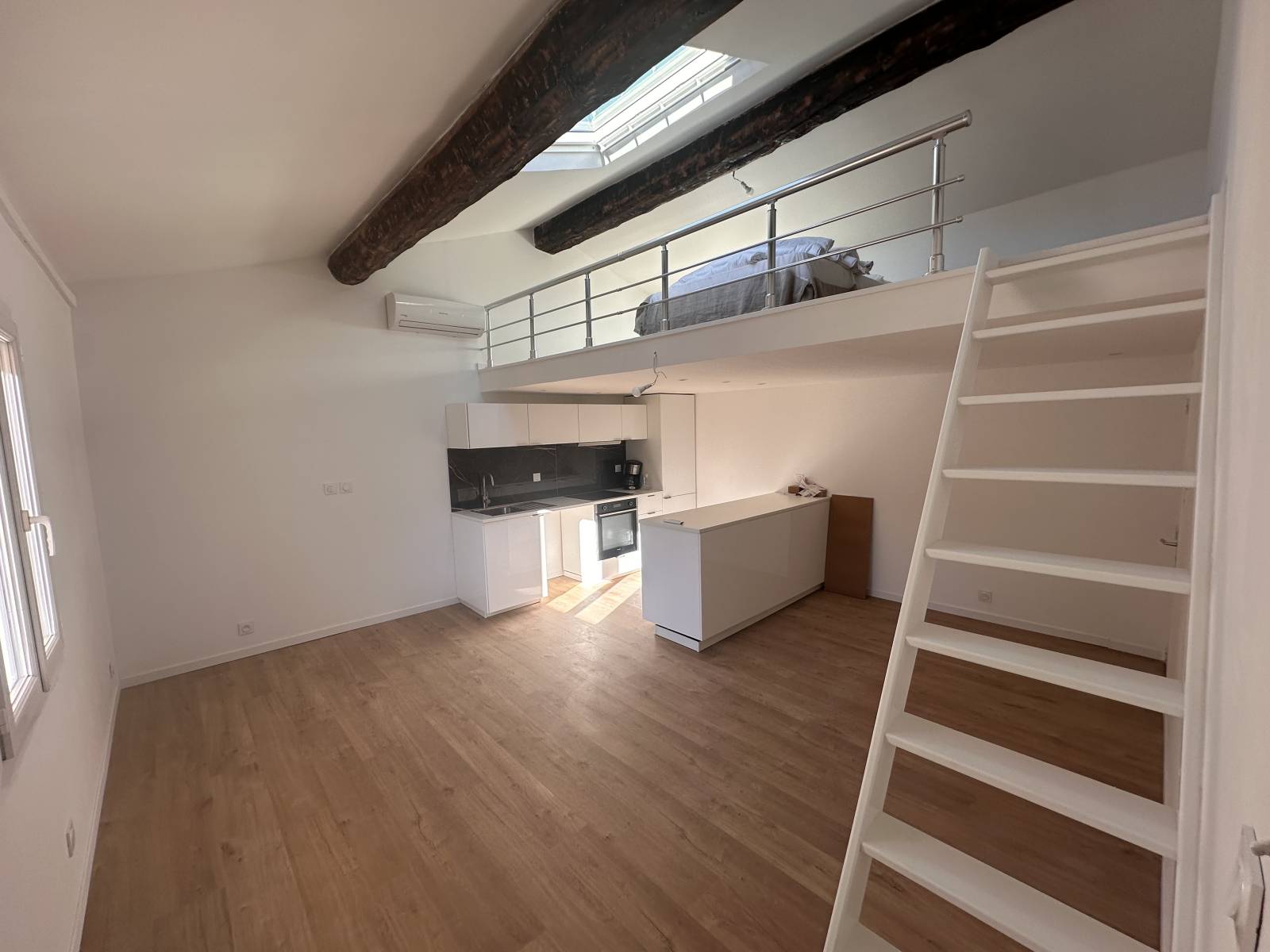 Séjour ensoleillé volume appartement rénové Aix centre