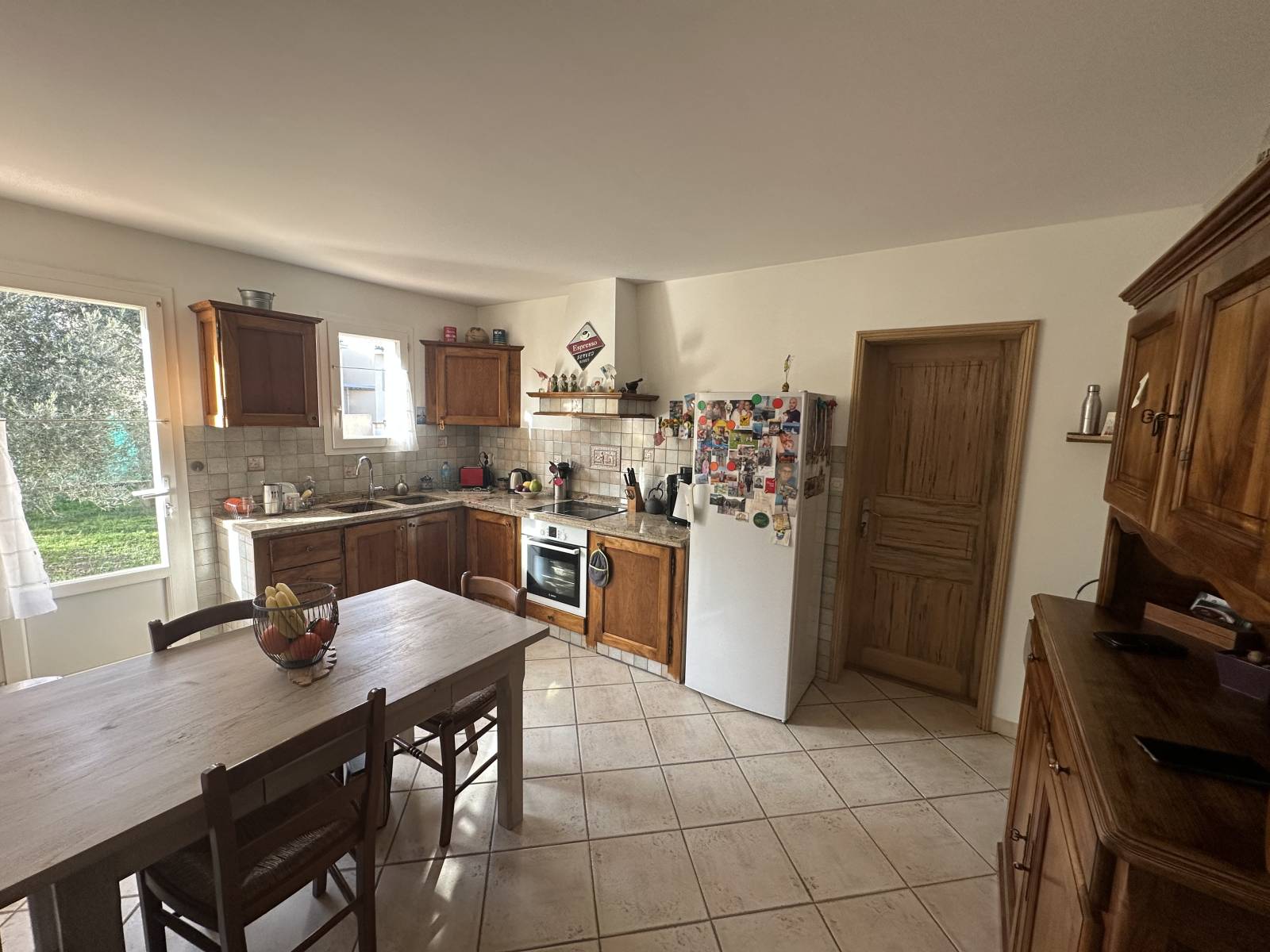 la cuisine séparée très claire également