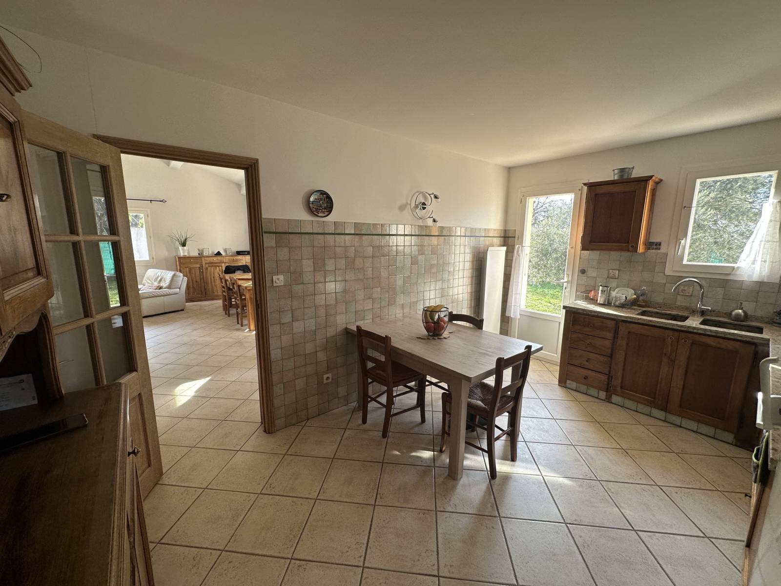 Autre angle de vue de la cuisine aménagée