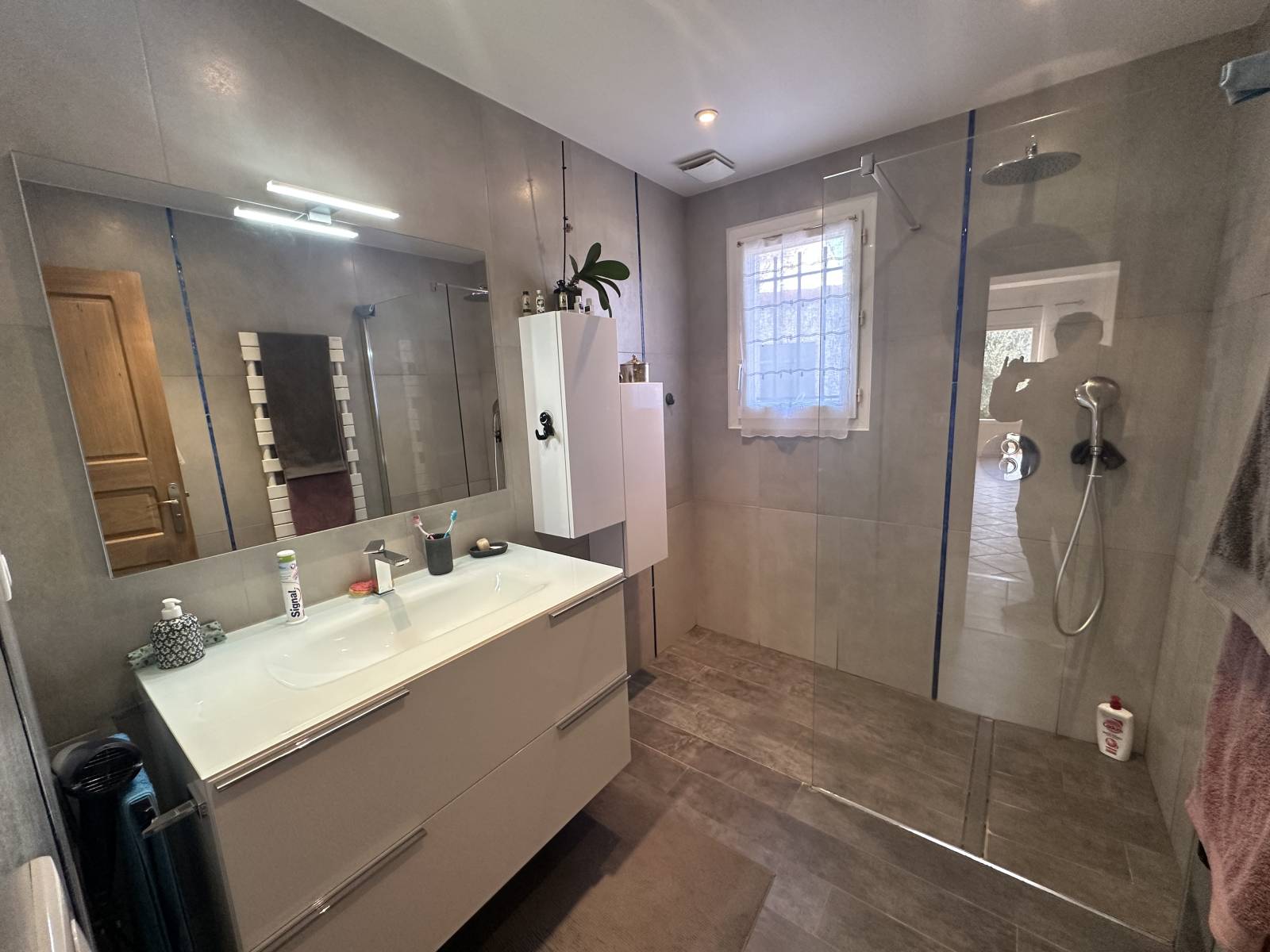 la salle d'eau avec douche à l'italienne