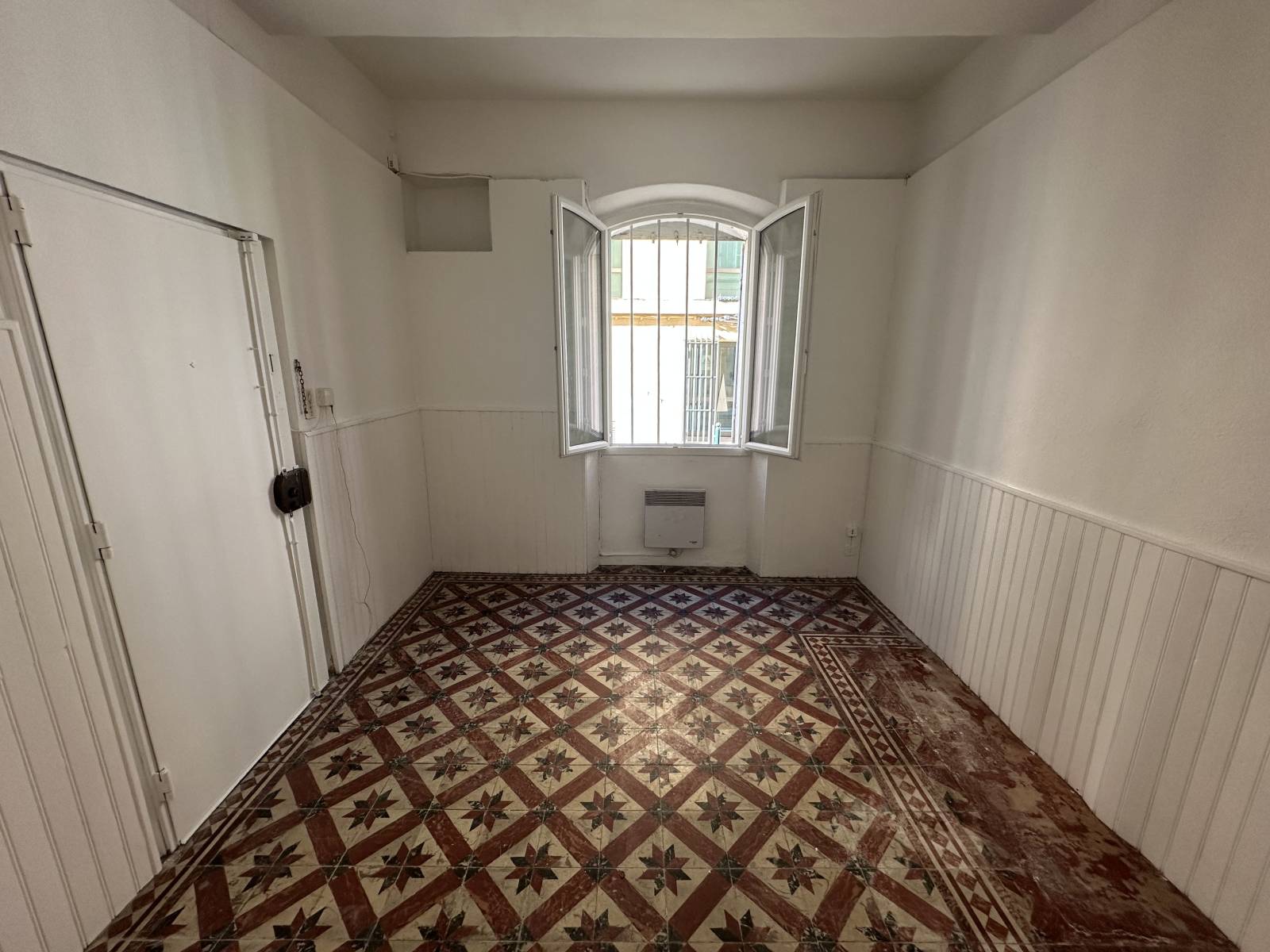 le séjour a des carreaux de ciment ancien au sol