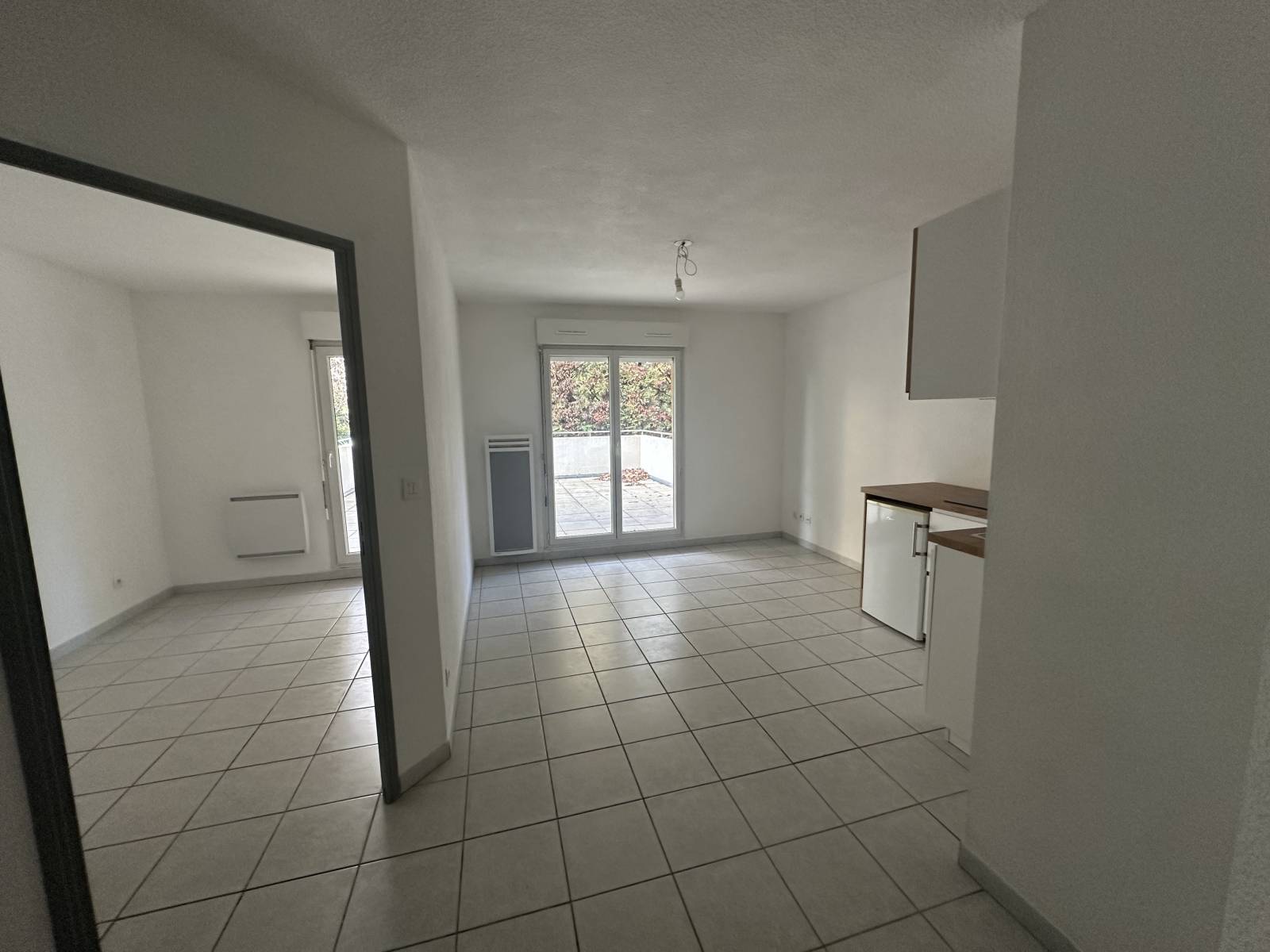 vue depuis l'entrée sur séjour et accès chambre