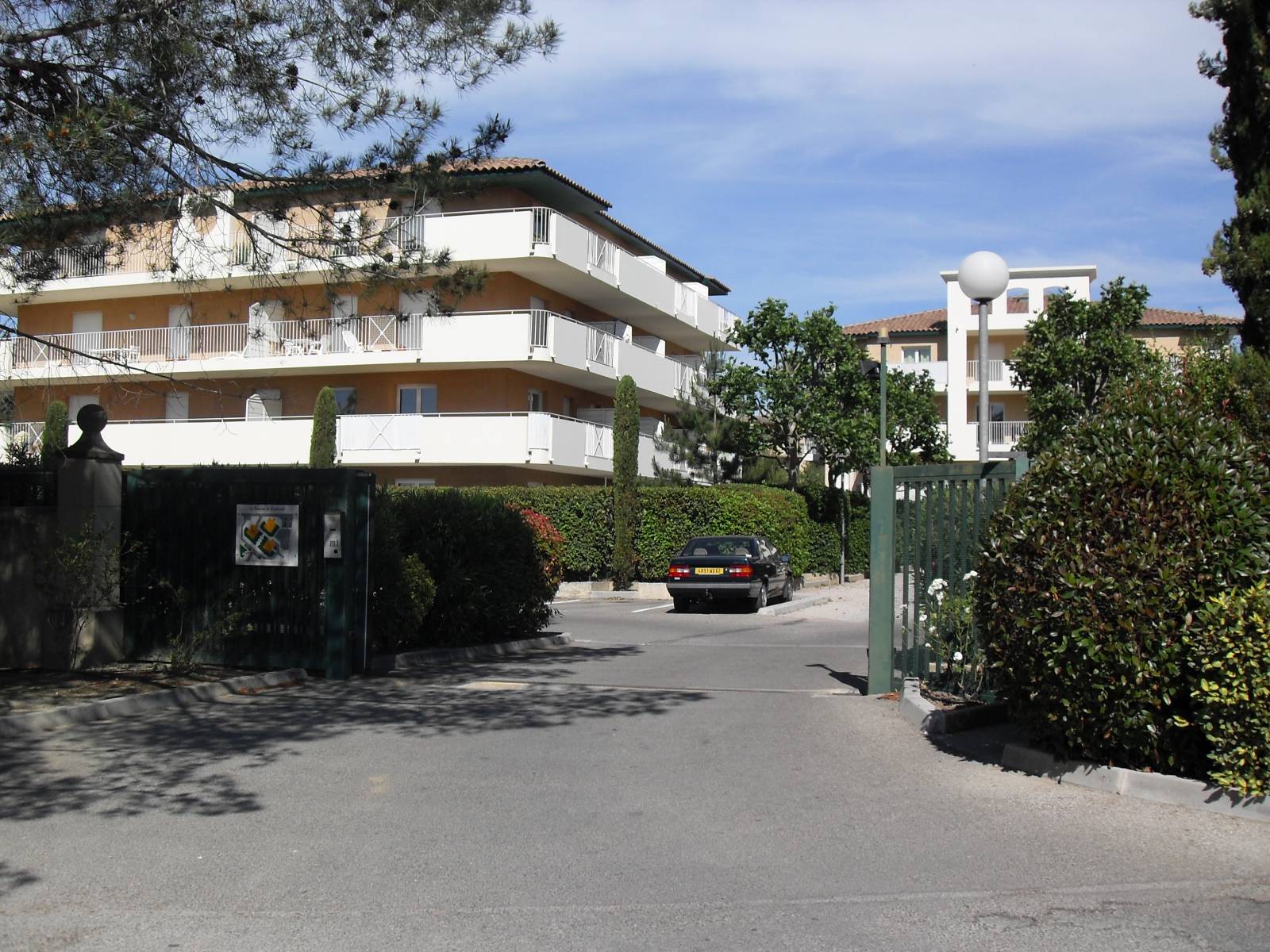 Vue de la résidence depuis l'entrée