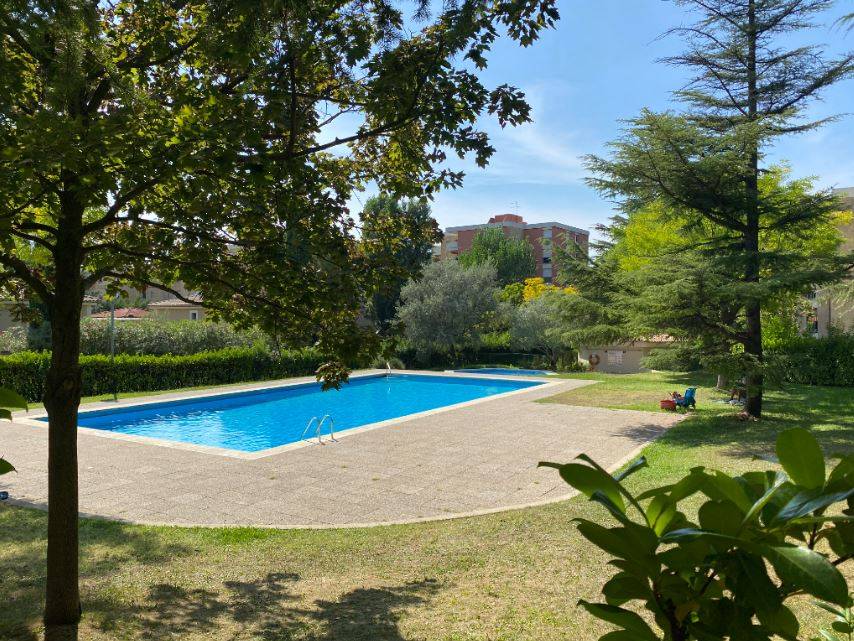 La vue sur le parc et la piscine tres bien entretenus