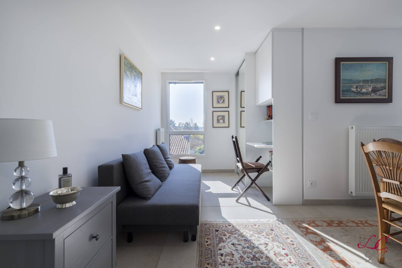 espace bureau avec canapé lit