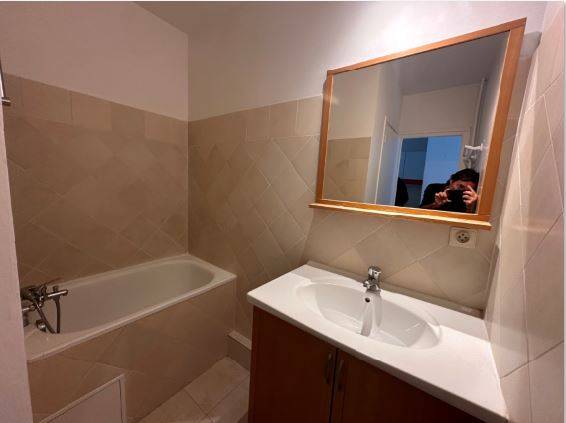 la salle de bain avec petite baignoire 