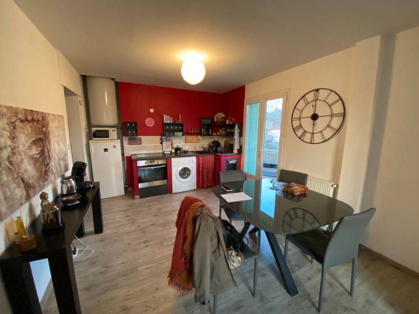 Le séjour salle à manger avec la cuisine équipée