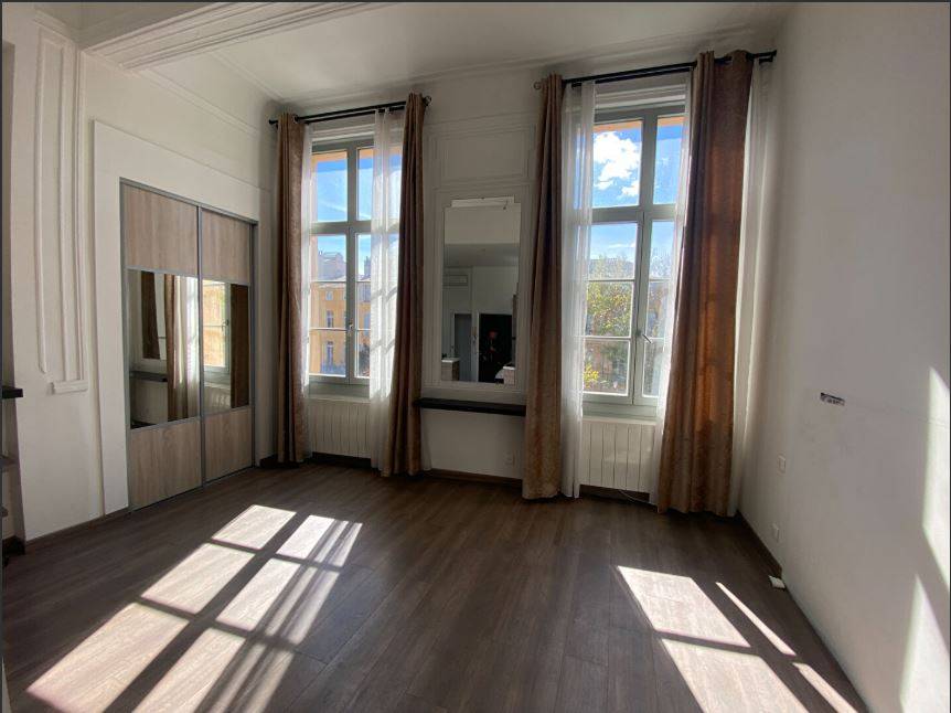 le sejour plein sud importante hauteur sous plafond