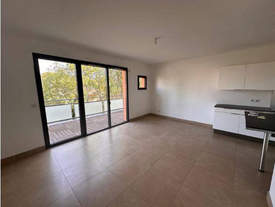 le séjour vu de l'entrée avec sa perspective sur la terrasse