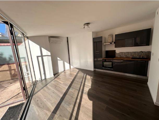 vue de la cuisine dans le séjour