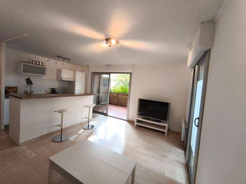 le séjour avec accès à la terrasse par la baie vitrée