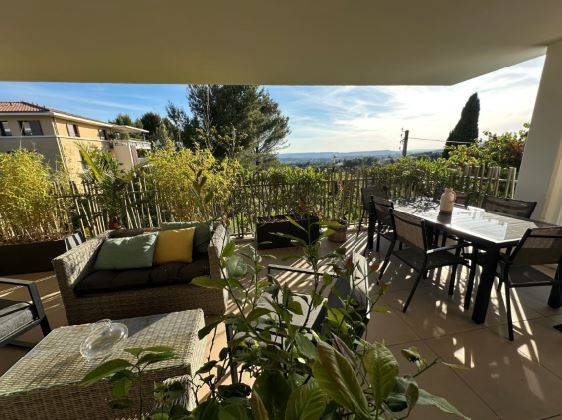 autre angle de vue depuis la grande terrasse plein sud
