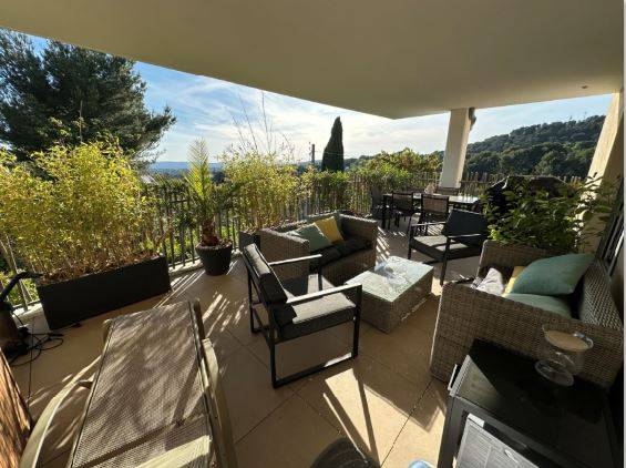 la grande terrasse avec vue dégagée incroyable!