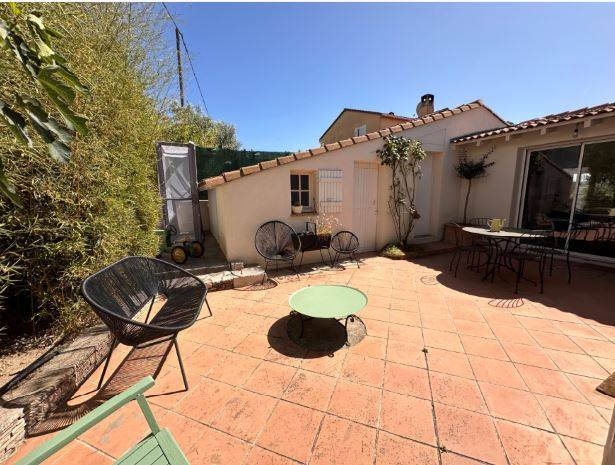 la terrasse arrière attenante à la cuisine très pratique