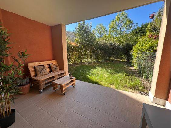 à l'ombre de la terrasse donnant sur le jardin ensoleillé