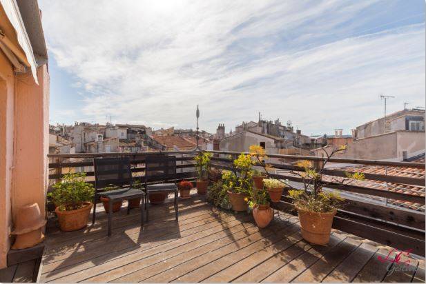 La terrasse exposée sud vue sur les toits