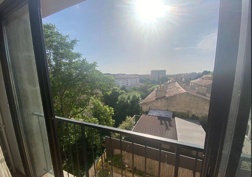 la vue depuis le séjour sur les maisons environnantes et sans vis à vis