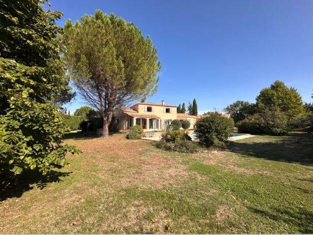 Vue de l'ensemble du terrain avec la maison au fond