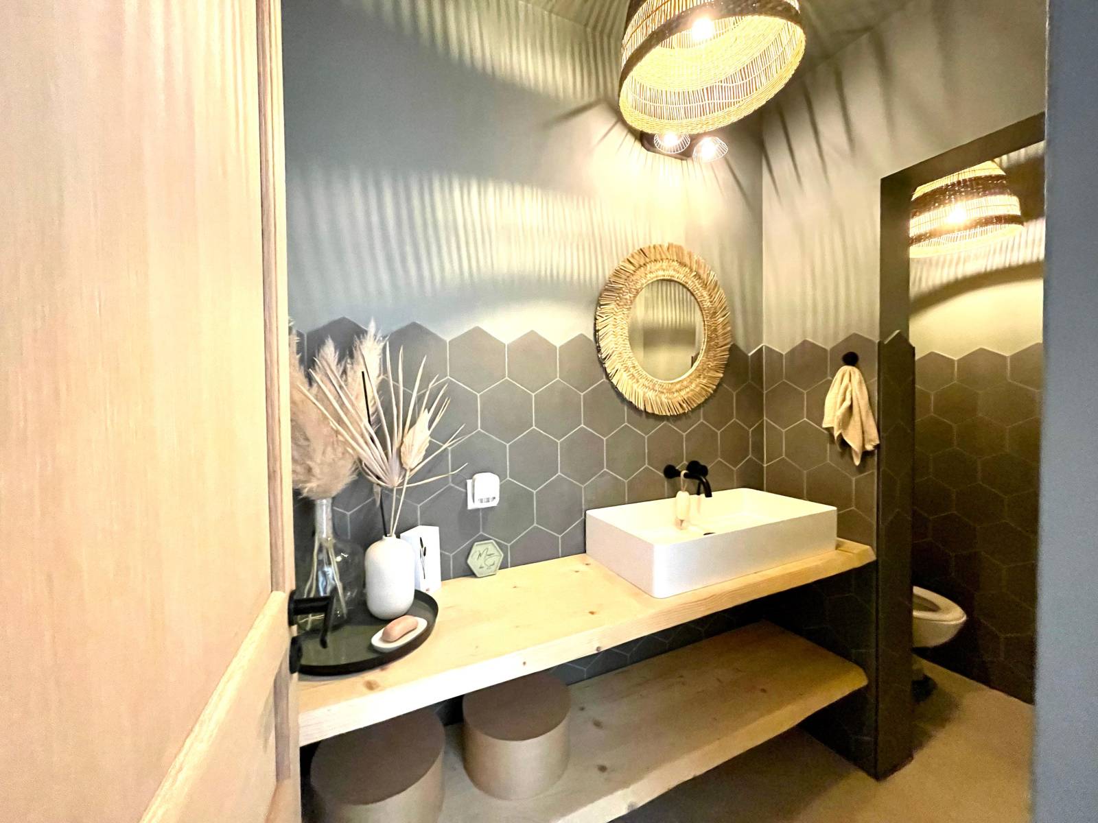 le wc avec sas lave main proche du séjour