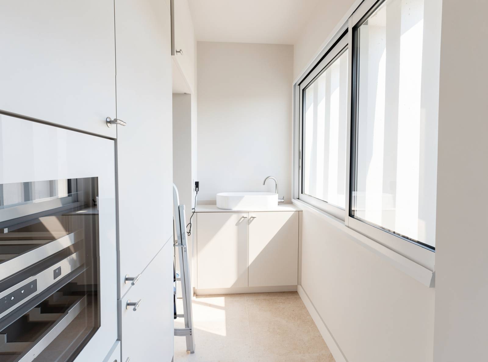 le cellier attenant accueille une cave à vin