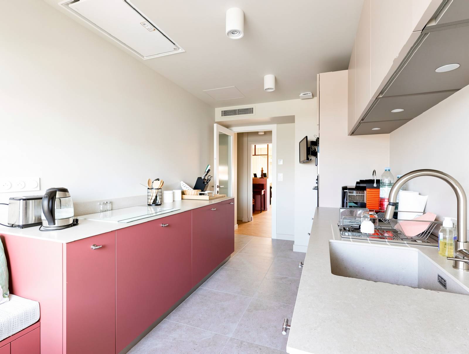 les nombreux rangements de la cuisine