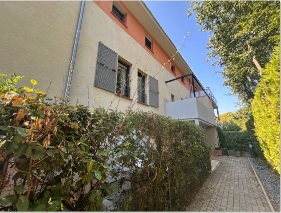 la façade de l'immeuble récent