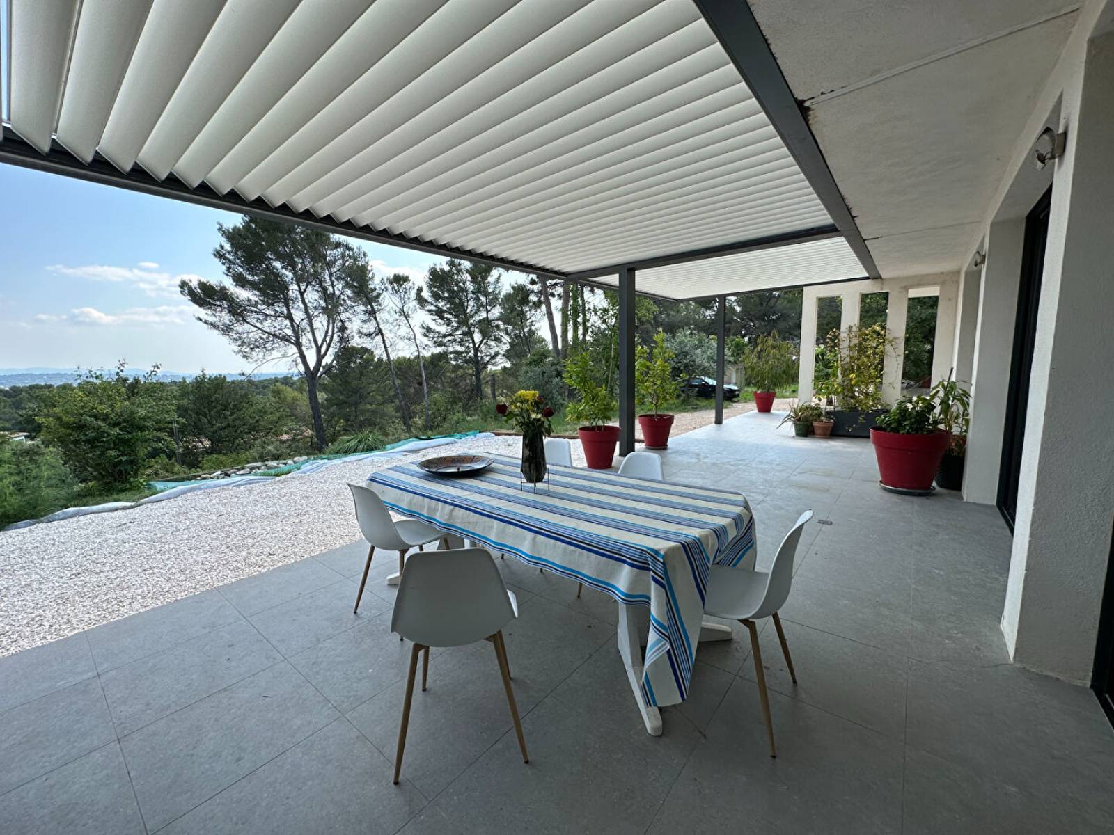 la terrasse plein sud donnant sur la vue