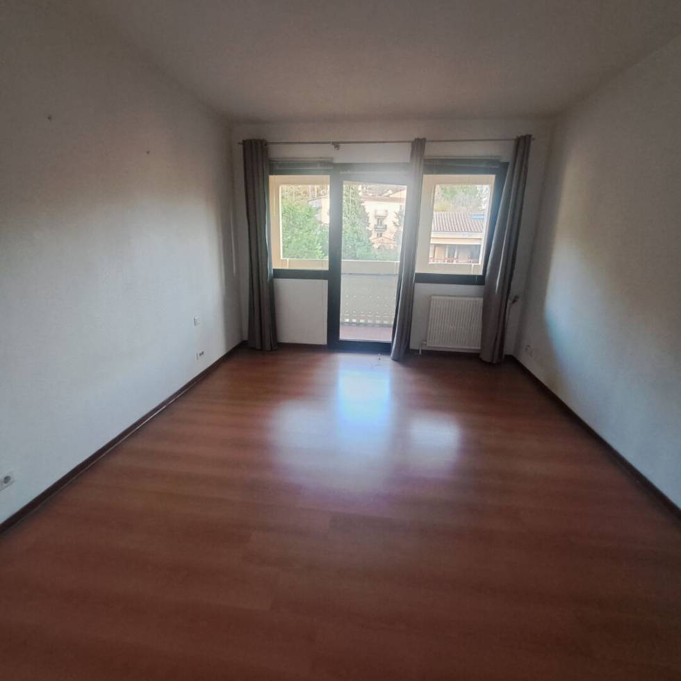 Location Aix La Torse dans résidence au calme appartement de type 2 avec terrasse, cave et parking, libre.