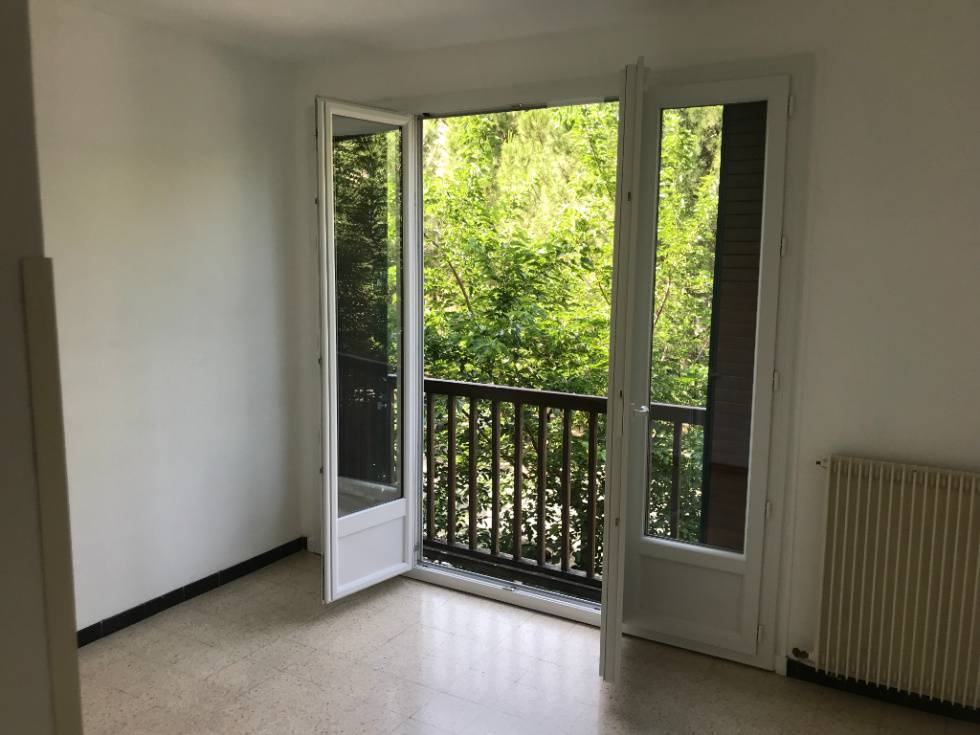 Location Aix proche centre appartement de type 3 avec parking, cave, libre