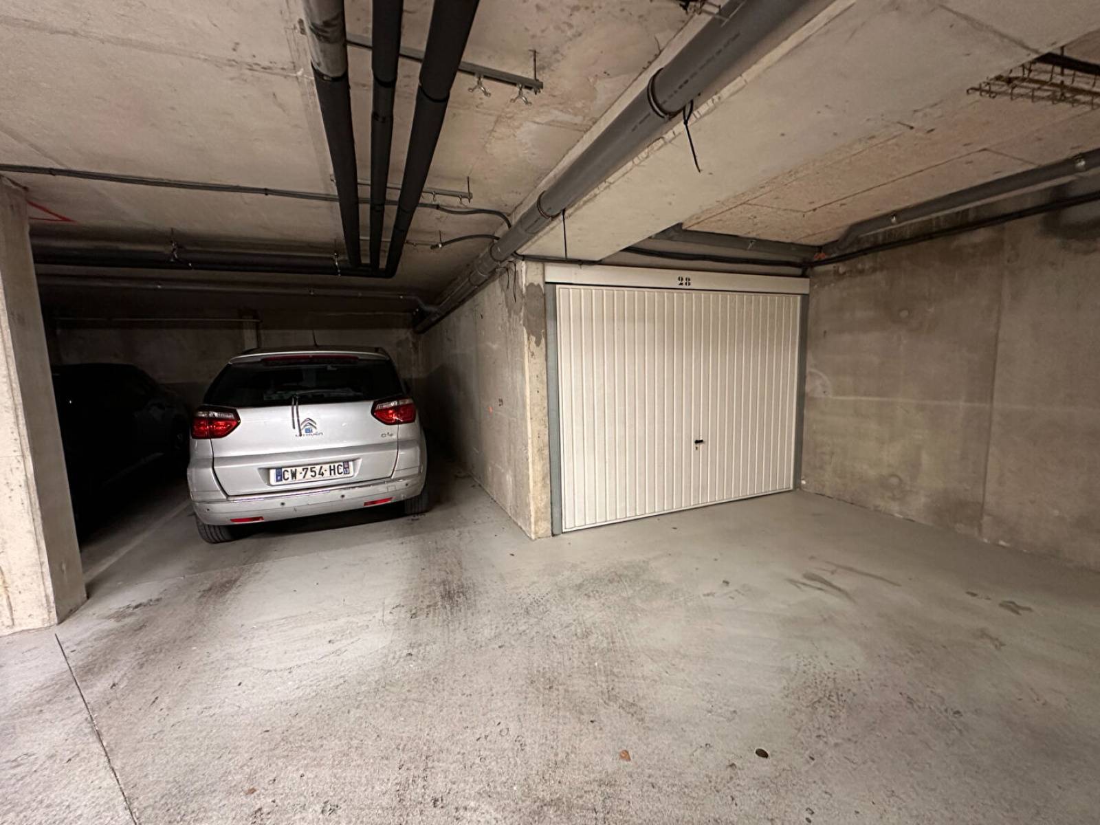 la place de parking en sous-sol fermé