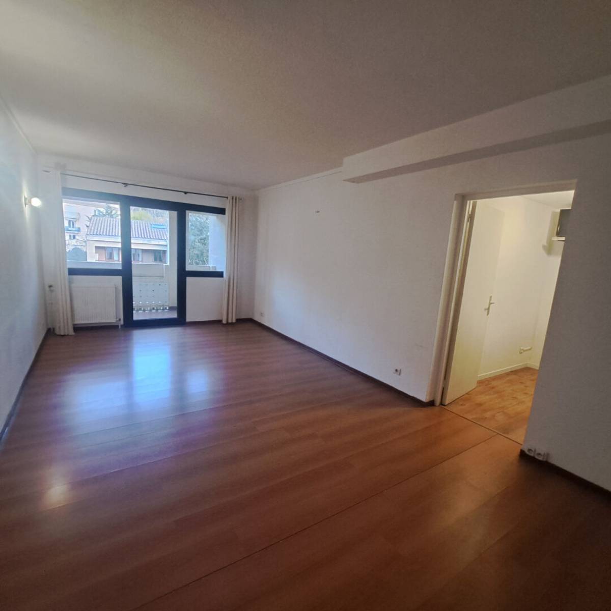 Location Aix La Torse dans résidence au calme appartement de type 2 avec terrasse, cave et parking, libre.