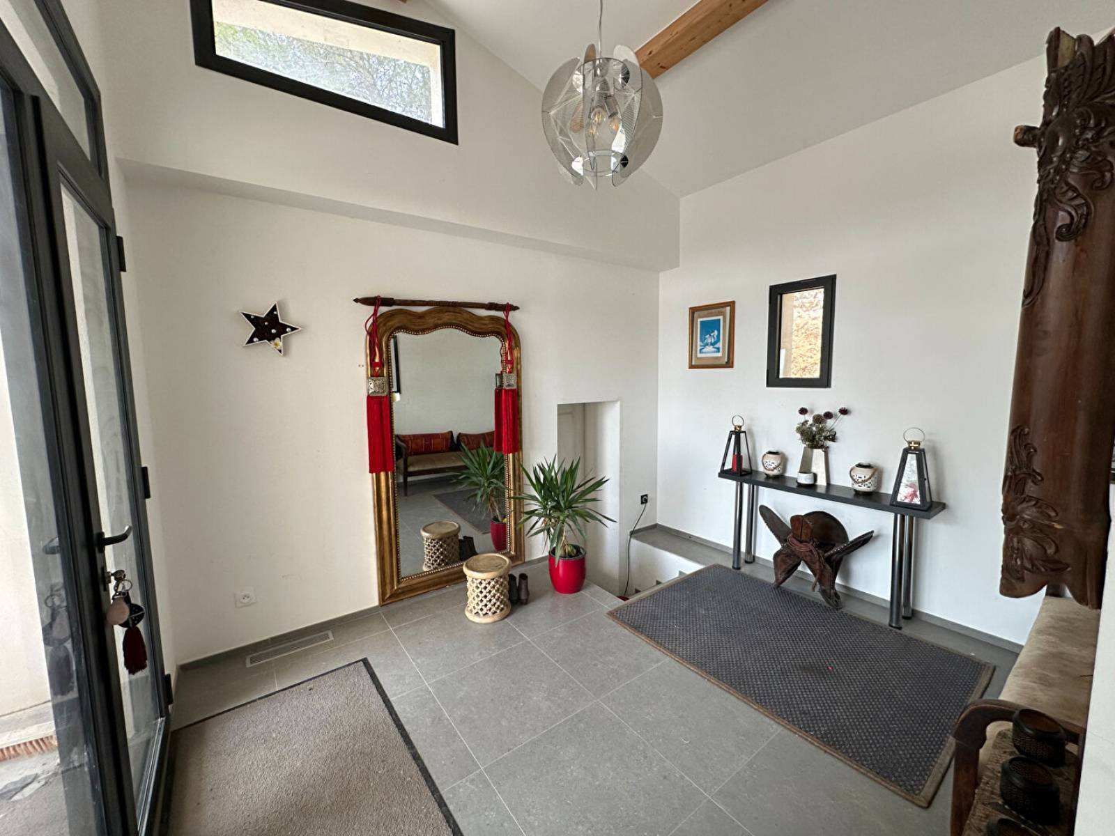 la grande entrée de la maison