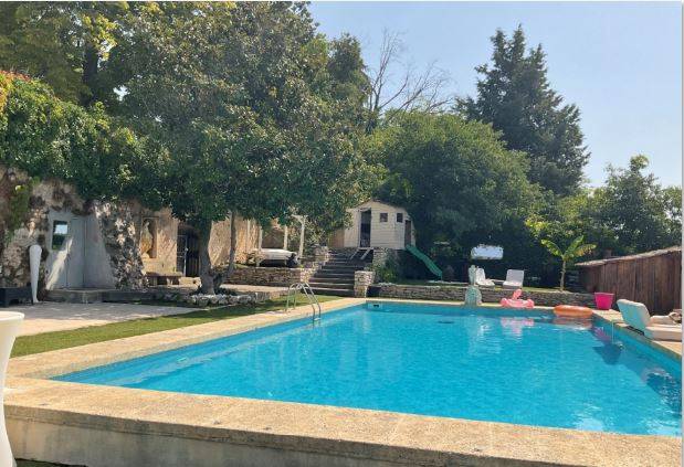 Vue de la piscine en eau prête à la baignade