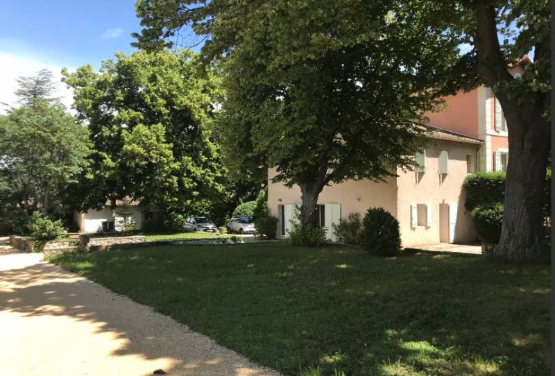 Façade de la maison ancienne rénovée, au calme, en campagne de Puyricard