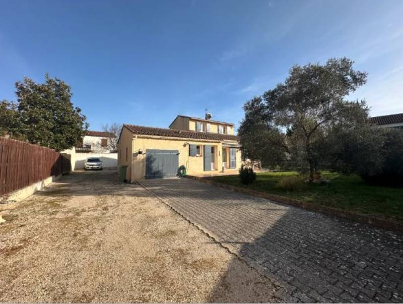 Façade sud avec accès garage 