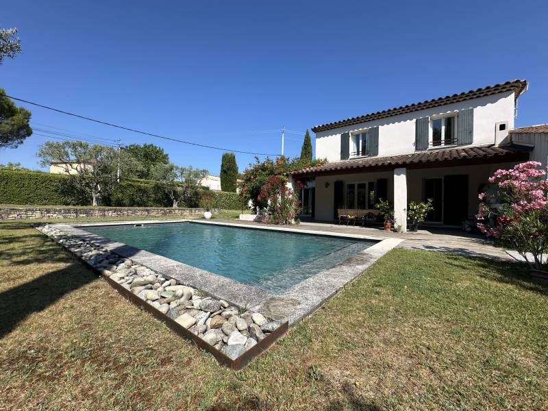 Maison contemporaine avec piscine à vendre à Venelles, au cœur d'un environnement campagne