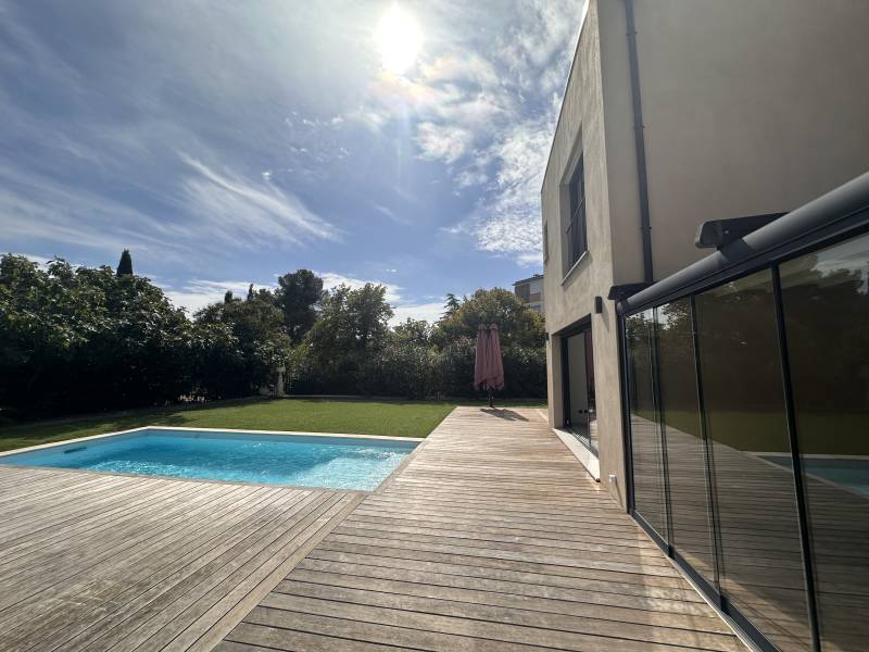vue sur la façade et la terrasse en bois exposées plein sud