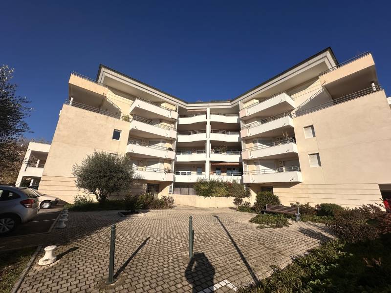 la façade de l'immeuble exposée plein sud