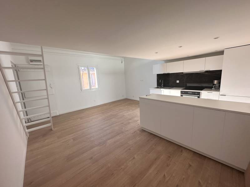 volume du séjour très ensoleillé appartement rénové Aix centre