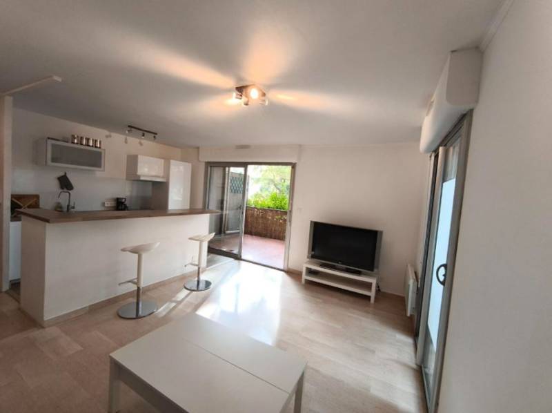 le séjour avec accès à la terrasse par la baie vitrée