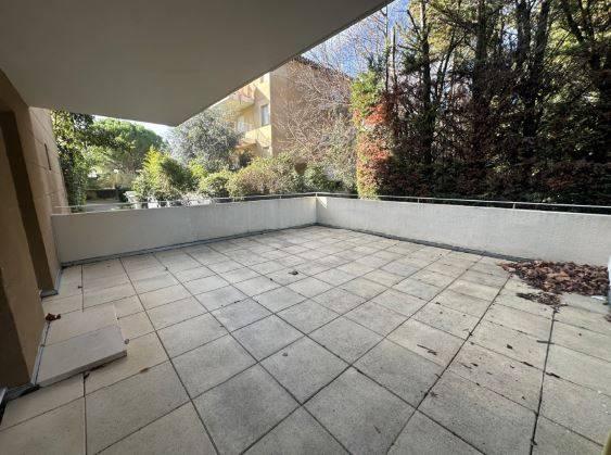 la grande terrasse de 25m² avec possibilité d'installer un salon et repas