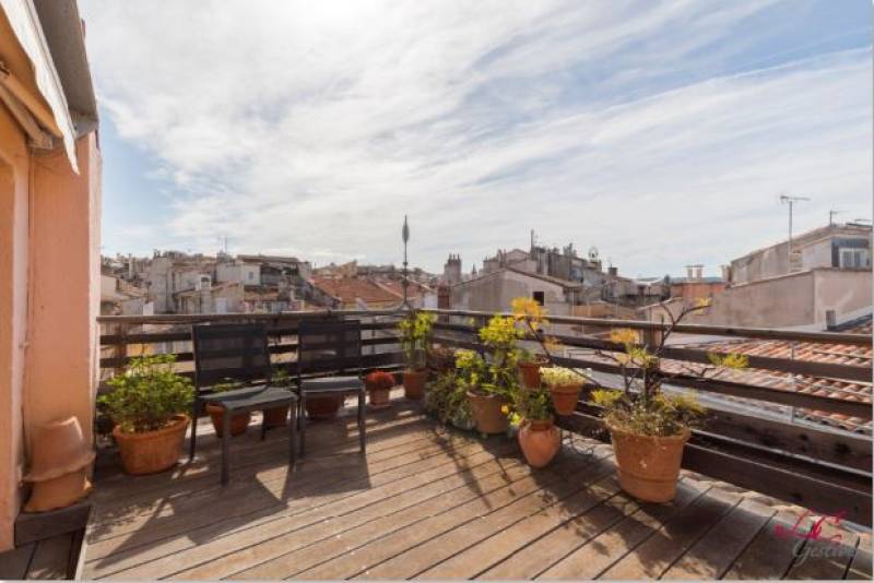 La terrasse exposée sud vue sur les toits